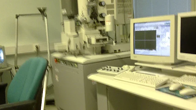 Scanning electron microscope and control desk in an analytical laboratory