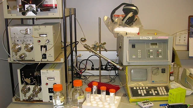 Modular HPLC instrument stack with pumps and detectors