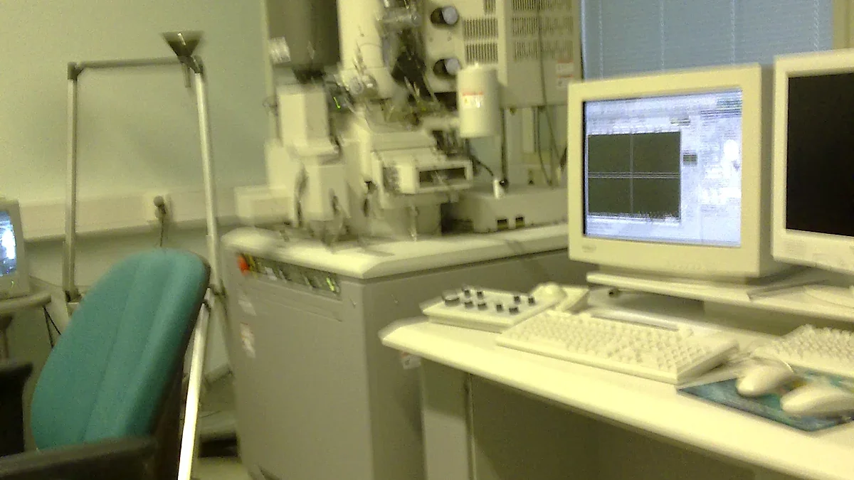 Scanning electron microscope and control desk in an analytical laboratory