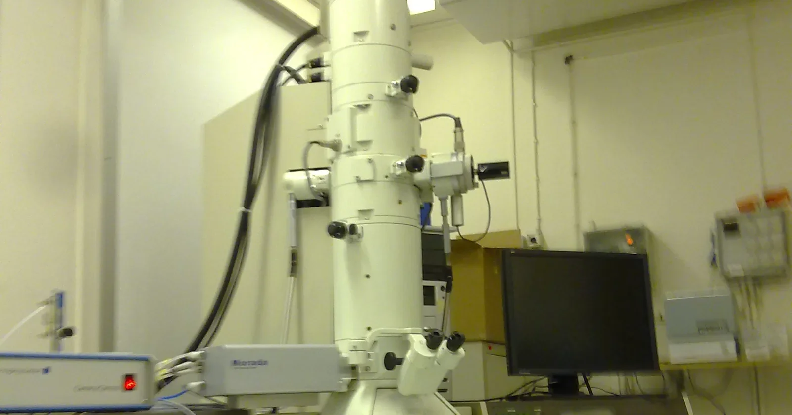 Transmission electron microscope and control console in an analytical laboratory